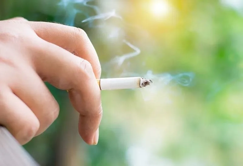 Dùng ngay avatar hút thuốc ảnh buồn để thể hiện nét buồn bã trên khuôn mặt.