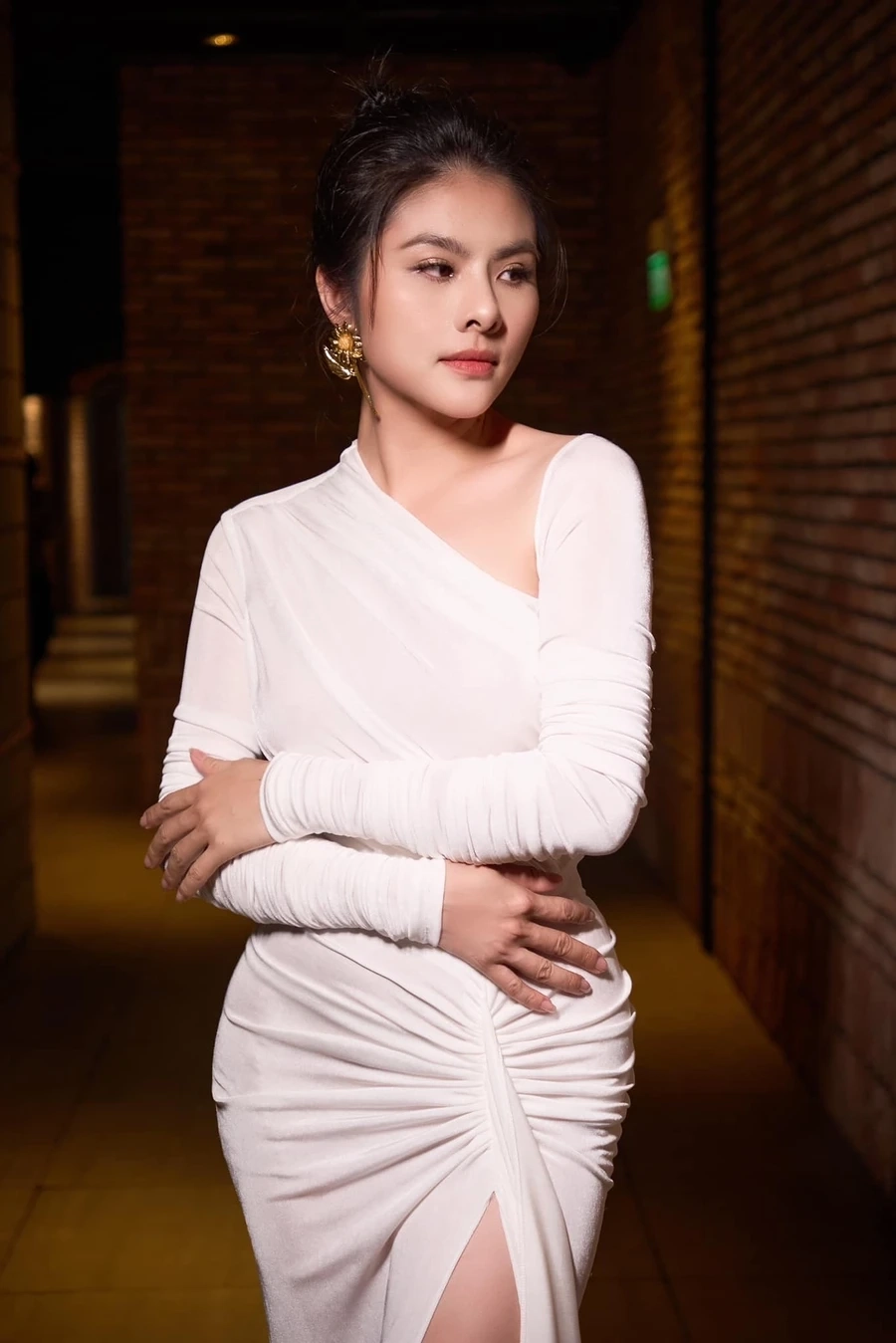 Vân Trang Thương ngày nắng về thời trang luôn tỏa sáng với gu ăn mặc tinh tế và thanh lịch.