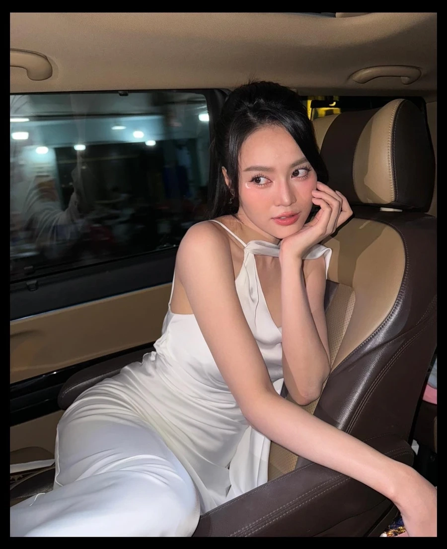 Ảnh Ninh Dương Lan Ngọc bikini nổi bật với sự quyến rũ.