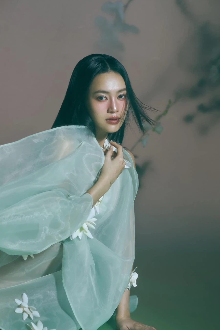 Ninh Dương Lan Ngọc hình xăm là điểm nhấn cá tính đầy bất ngờ.