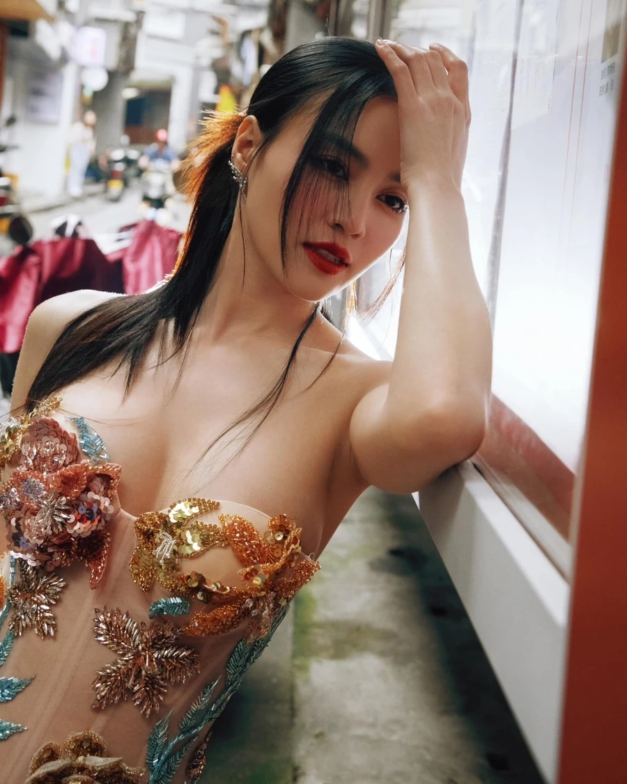 Lan Ngọc diện bikini khiến khán giả trầm trồ khen ngợi.