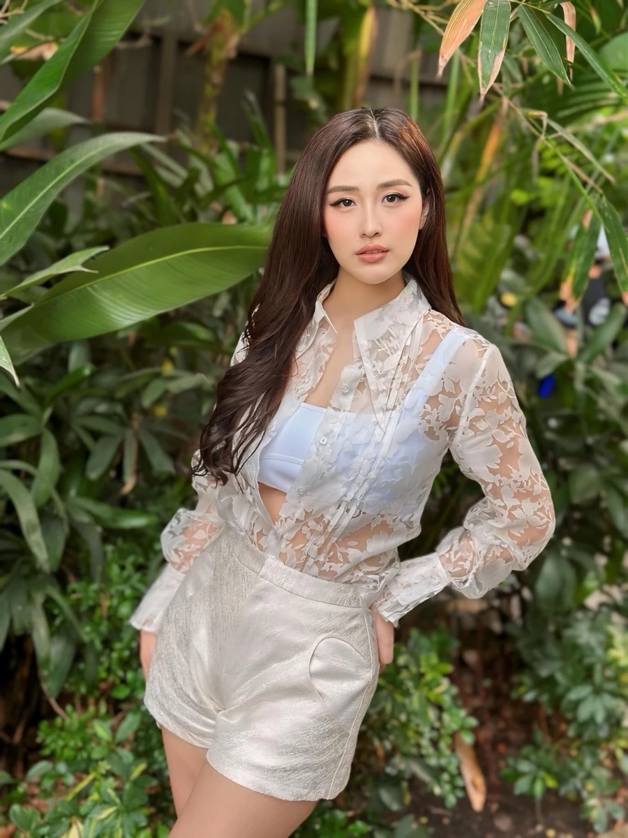 Mai Phương Thúy lộ khoảnh khắc xinh đẹp đầy cuốn hút.