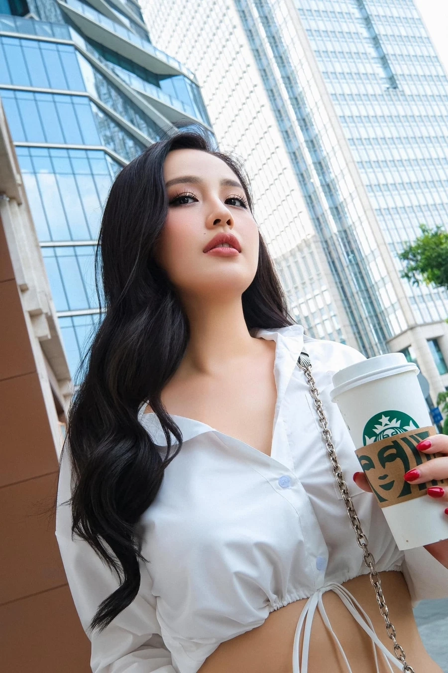 Mai Phương Thúy sexy với phong cách đầy tự tin và quyến rũ.