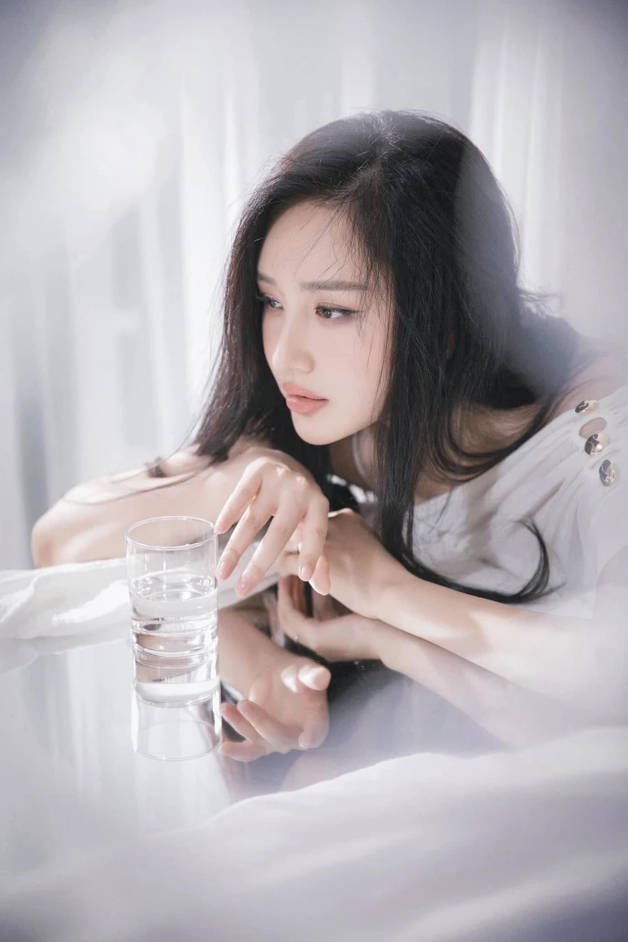 Mai Phương Thúy hôn Noo Phước Thịnh làm dậy sóng cộng đồng mạng.