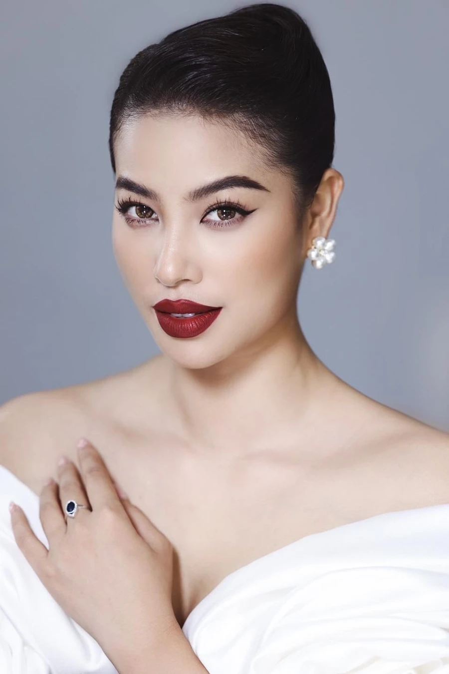 Phạm Hương chụp ảnh cưới trong bộ váy trắng tinh khôi, đẹp như một thiên thần.