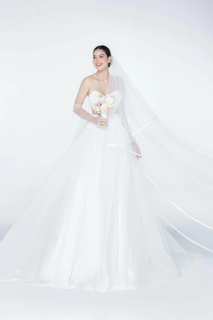Ảnh cưới Phạm Hương thể hiện tình yêu ngọt ngào và hạnh phúc của cô với người bạn đời.