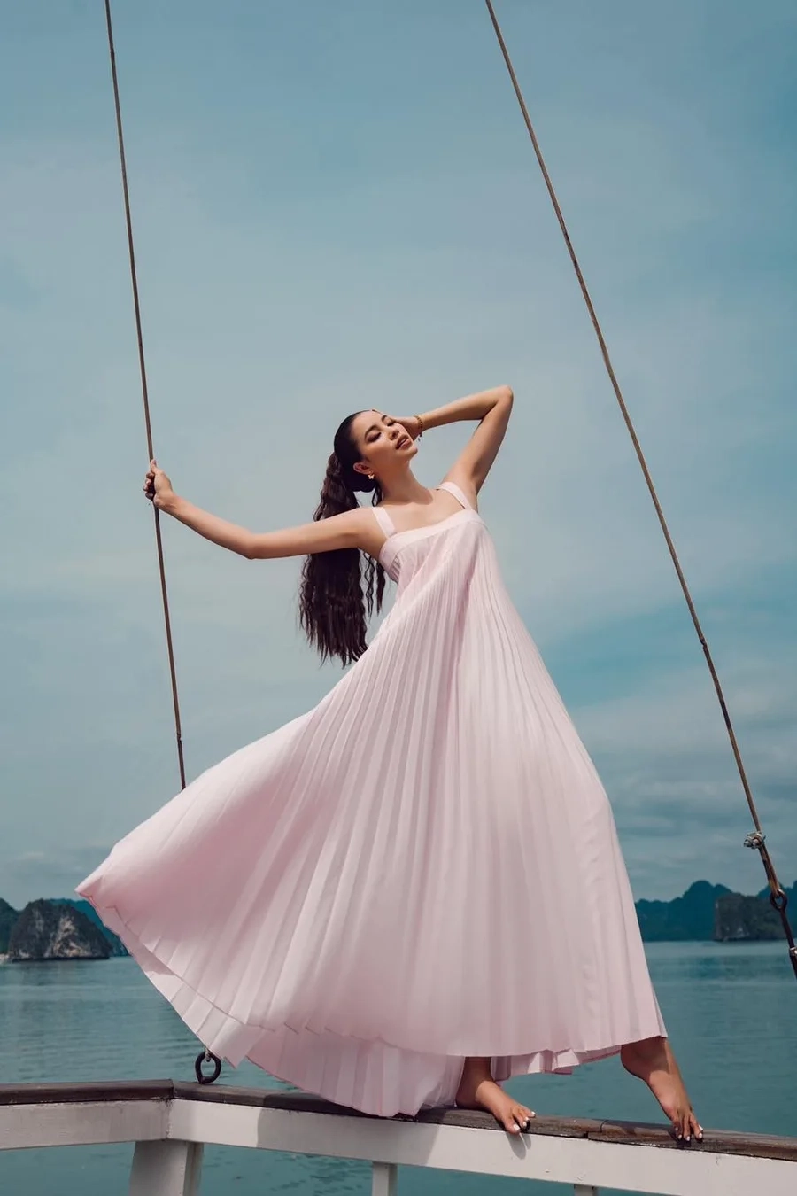 Phạm Hương phẫu thuật thẩm mỹ để hoàn thiện hơn vẻ đẹp của mình, giúp cô tự tin hơn.