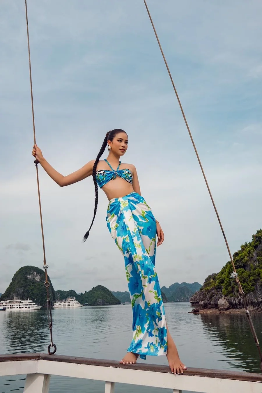 Vương miện của Phạm Hương là biểu tượng của sự tỏa sáng và thành công trong sự nghiệp.