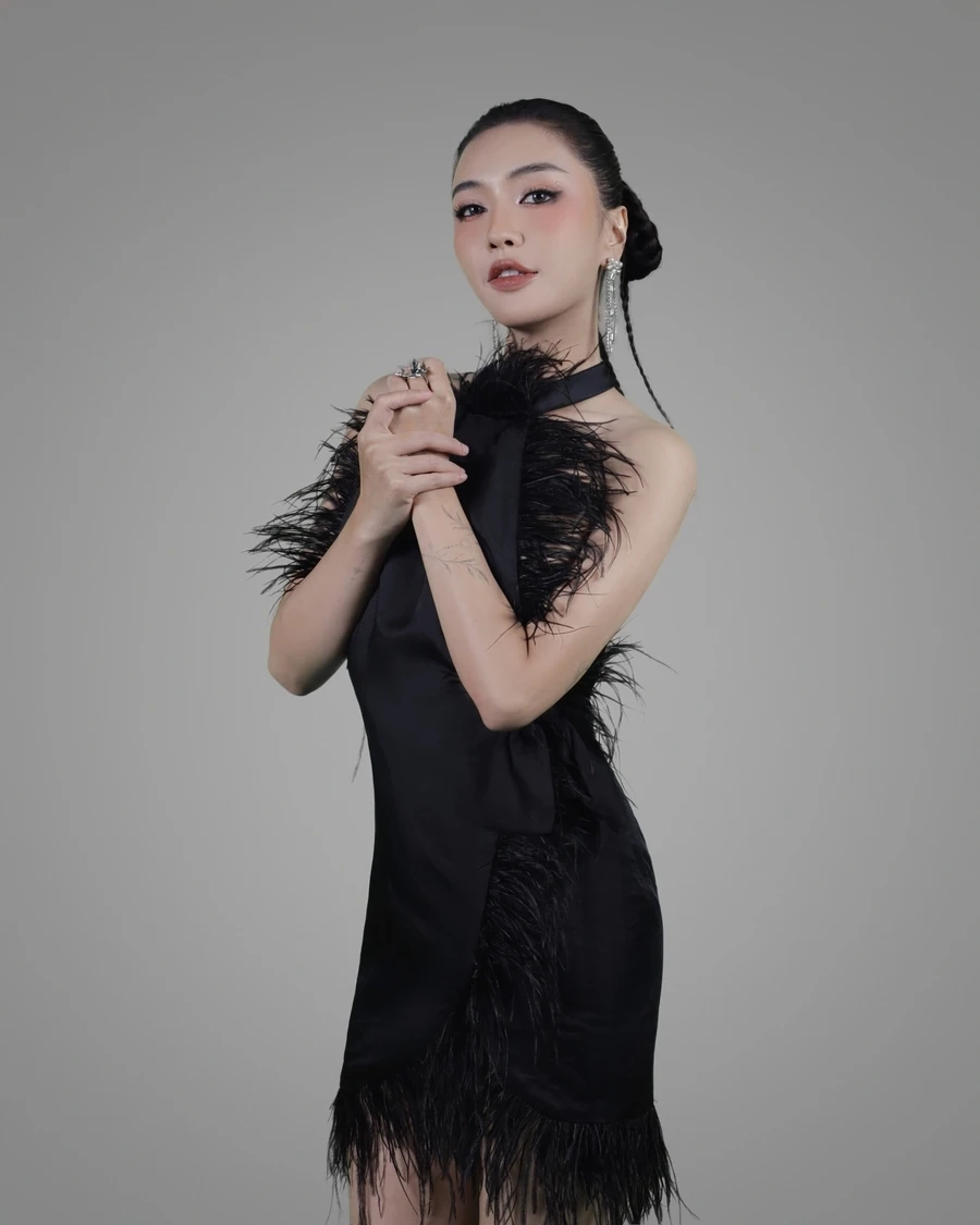 Nghe nhạc Bích Phương để cảm nhận giai điệu sâu lắng.