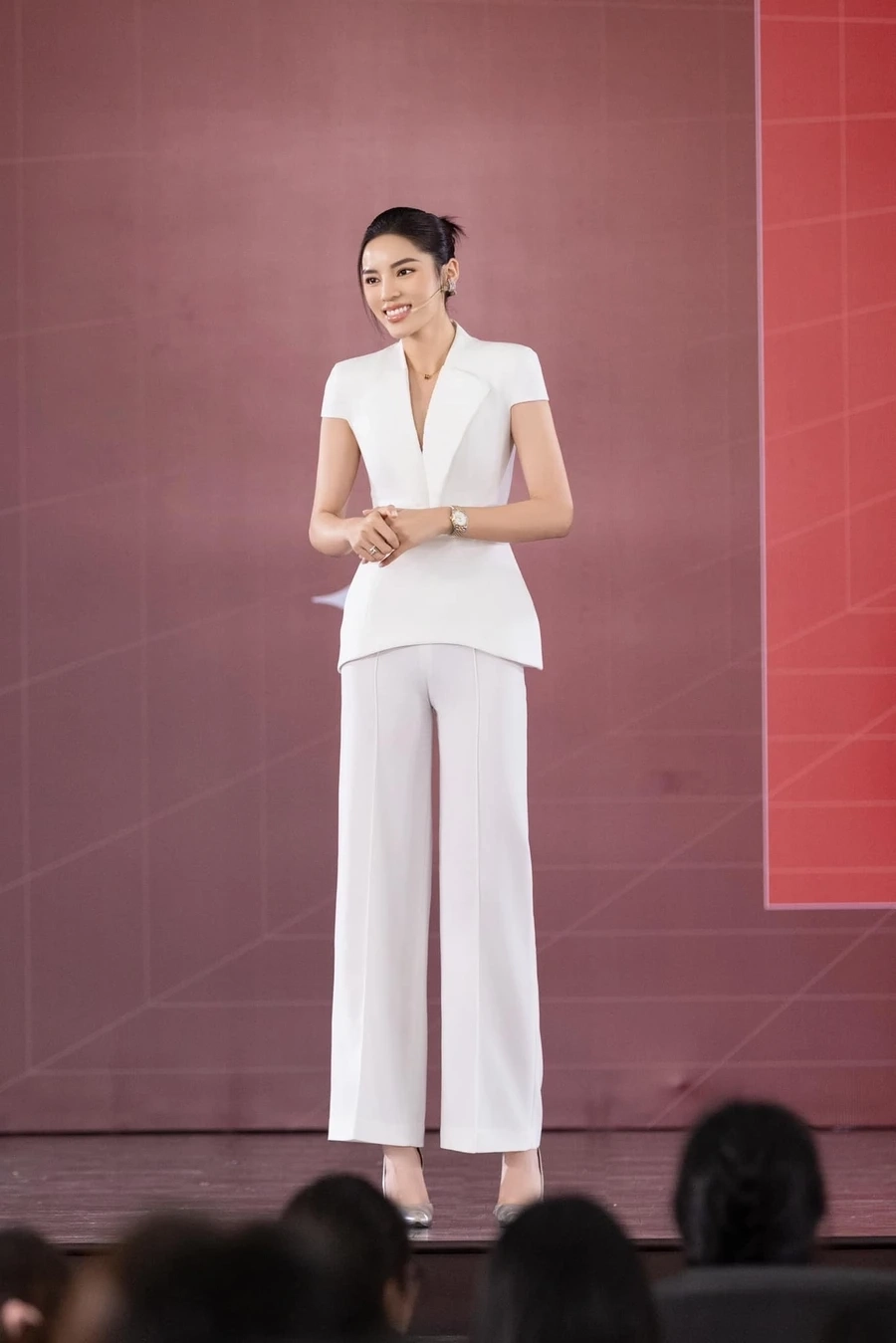 Ca sĩ Cao Kỳ Duyên nổi bật với giọng hát và phong cách trình diễn lôi cuốn.