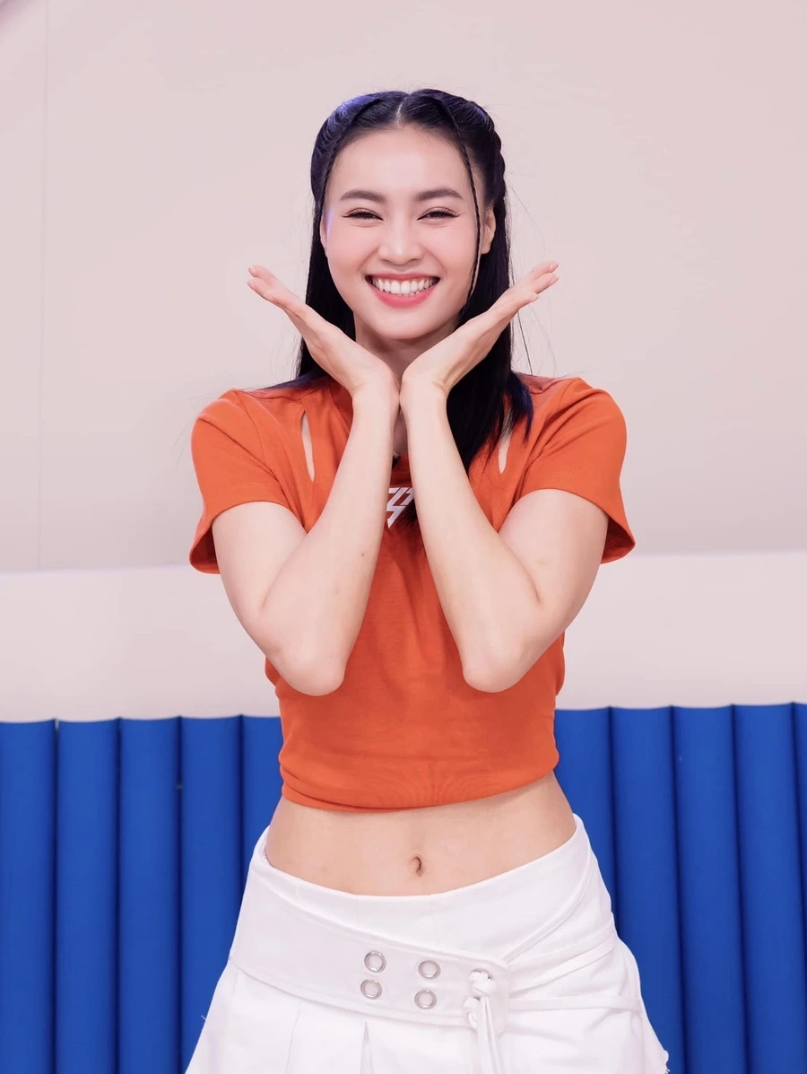 Lan Ngọc mặc đồ bikini rạng rỡ trong từng khung hình.