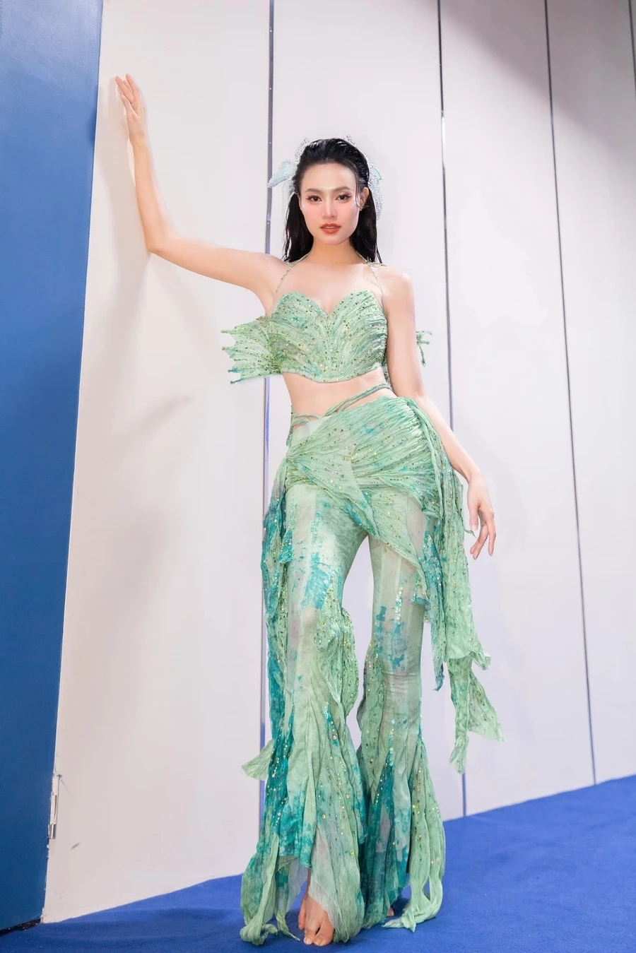 Lan Ngọc bikini khoe vẻ đẹp rạng ngời và cuốn hút.