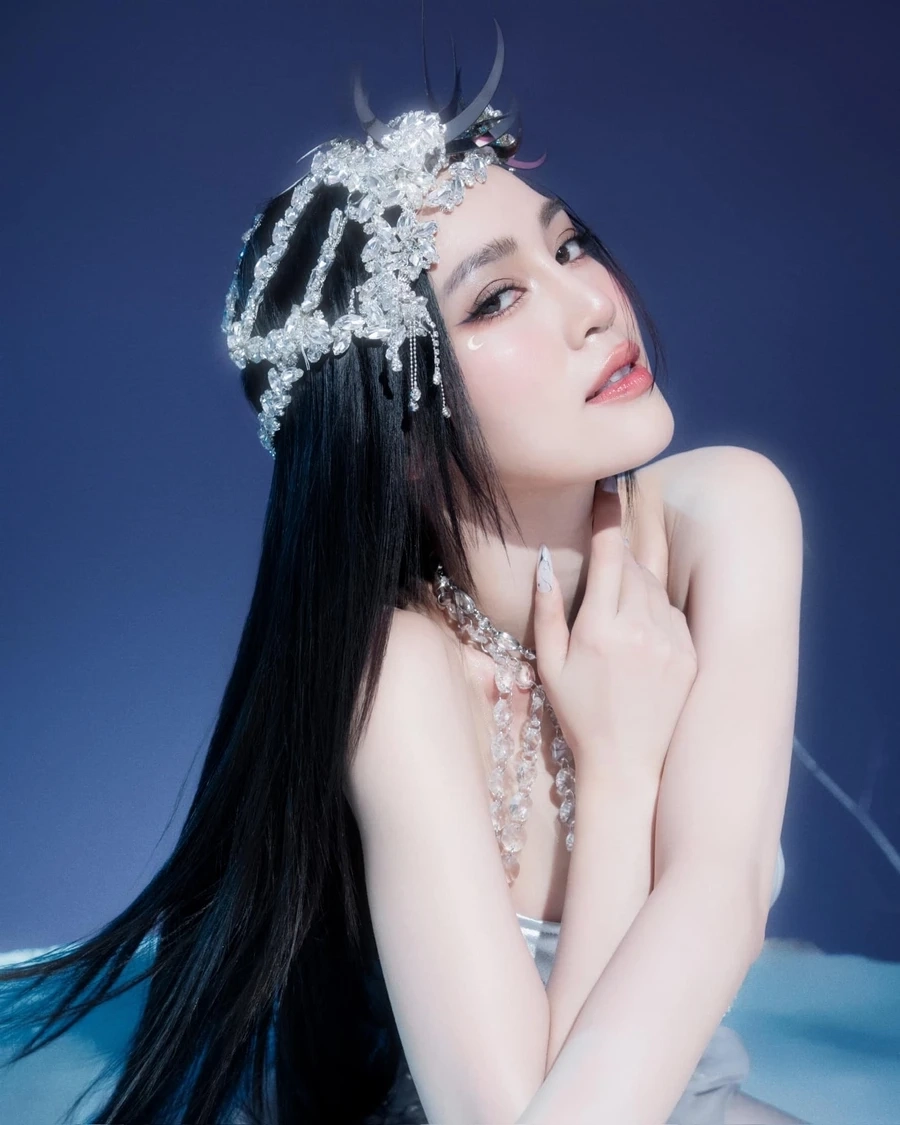 Lan Ngọc bikini sexy mang lại vẻ quyến rũ đầy mê hoặc.