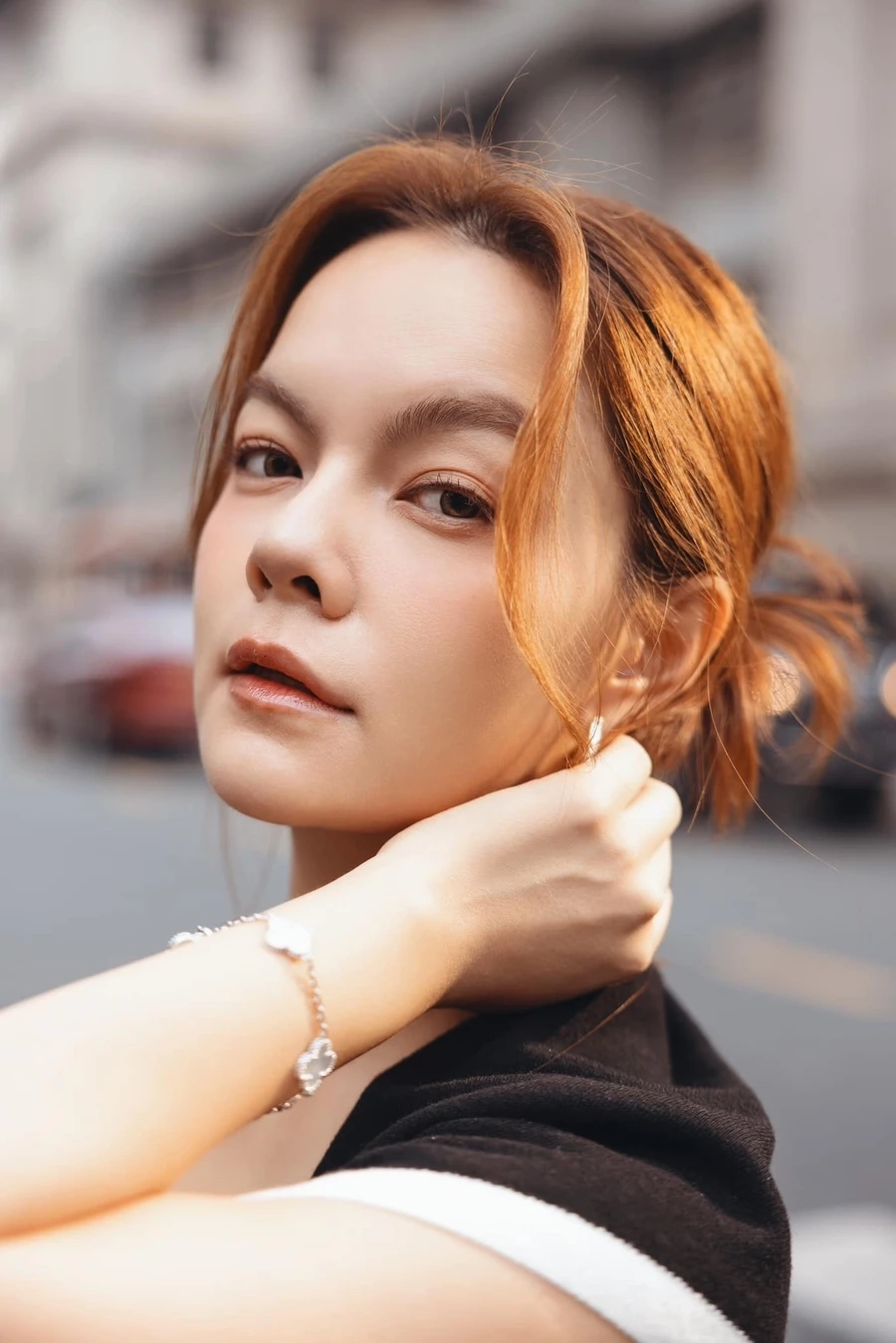 Nghe nhạc Phạm Quỳnh Anh là hành trình khám phá cảm xúc.