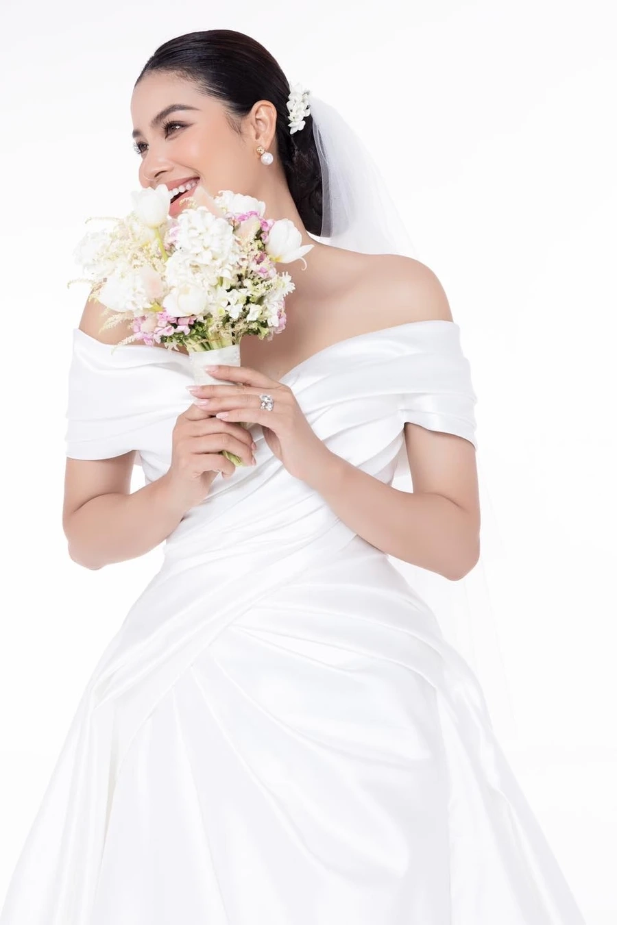 Phạm Hương đăng quang Hoa hậu Hoàn Vũ 2015 là một thành công vang dội của cô.
