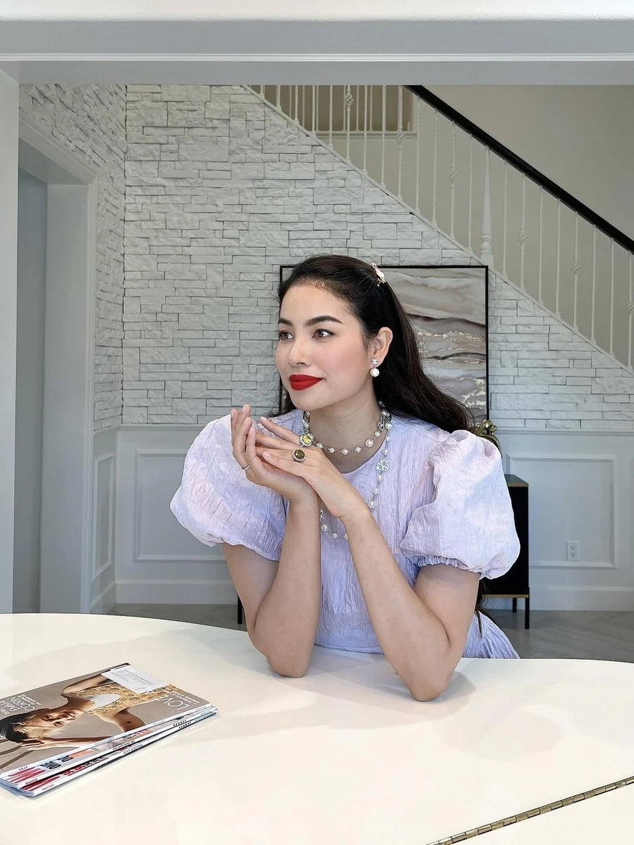 Phạm Hương áo dài nổi bật với vẻ đẹp duyên dáng, tỏa sáng trong trang phục truyền thống Việt.
