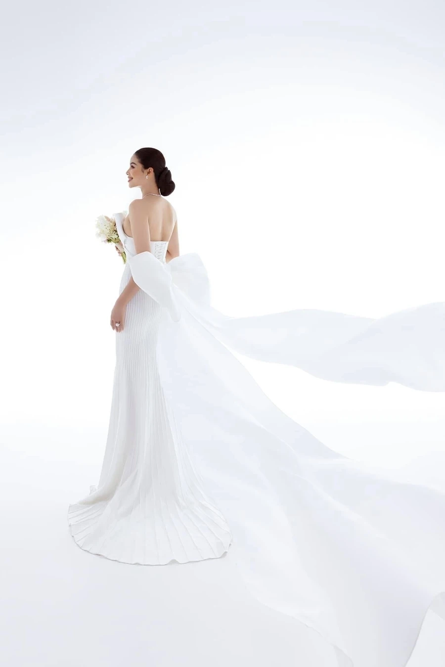 Phạm Hương sexy luôn biết cách tỏa sáng với phong cách quyến rũ và sang trọng.