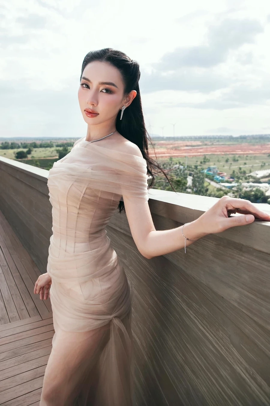 Hình ảnh tuyệt đẹp của hoa hậu hòa bình quốc tế thủy tiên.