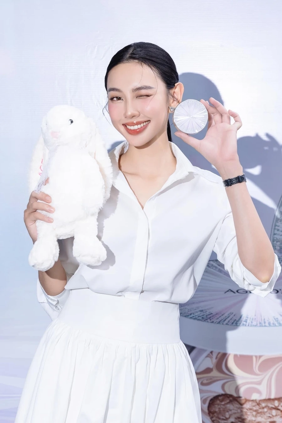 Vẻ đẹp quyến rũ của hoa hậu hòa bình thế giới nguyễn phúc thủy tiên.