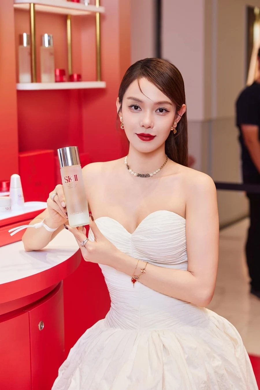 Diễn viên hài Minh Hằng mang đến tiếng cười với những vai diễn duyên dáng.
