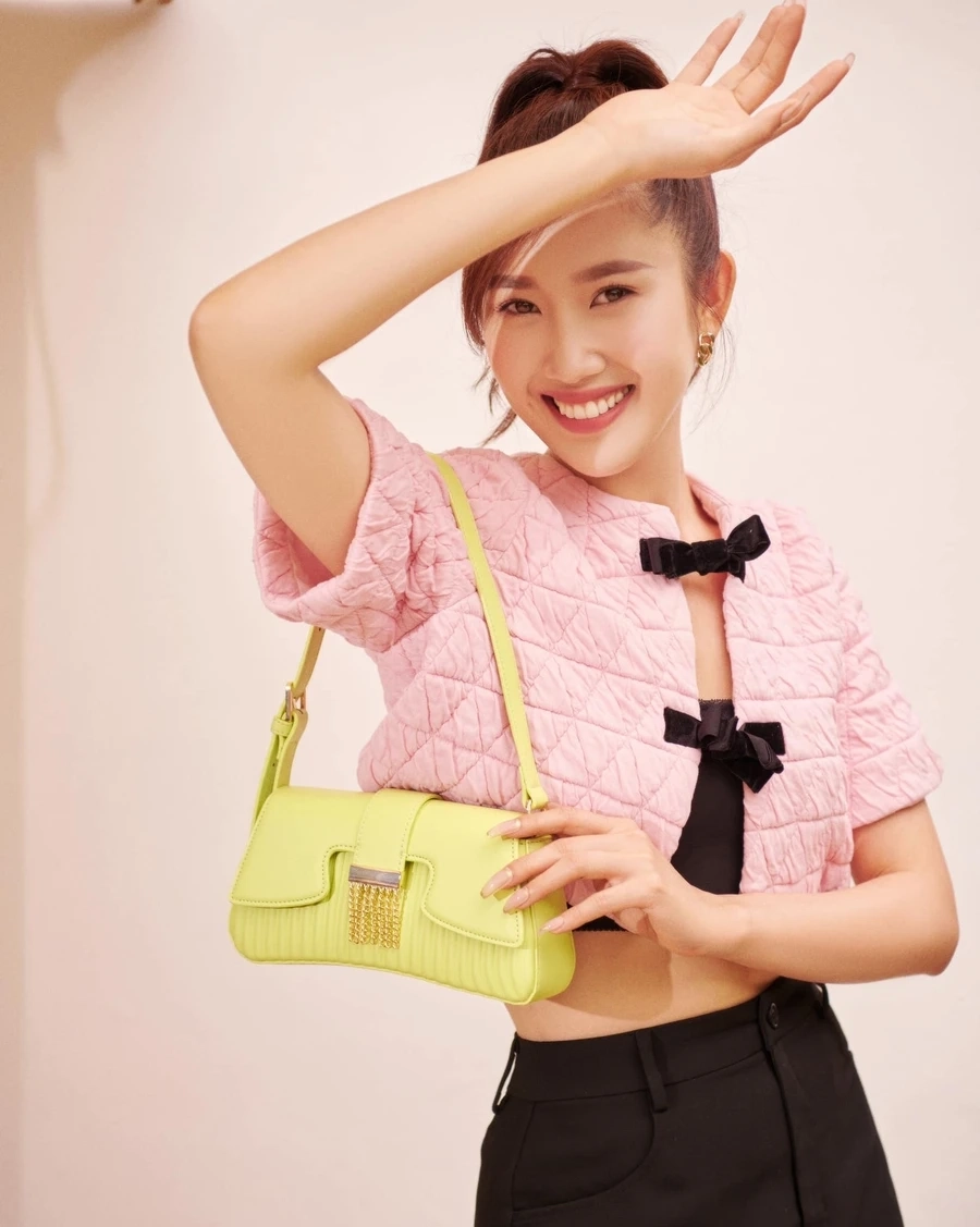 Thúy Ngân diện bikini rạng ngời với phong cách đầy quyến rũ.