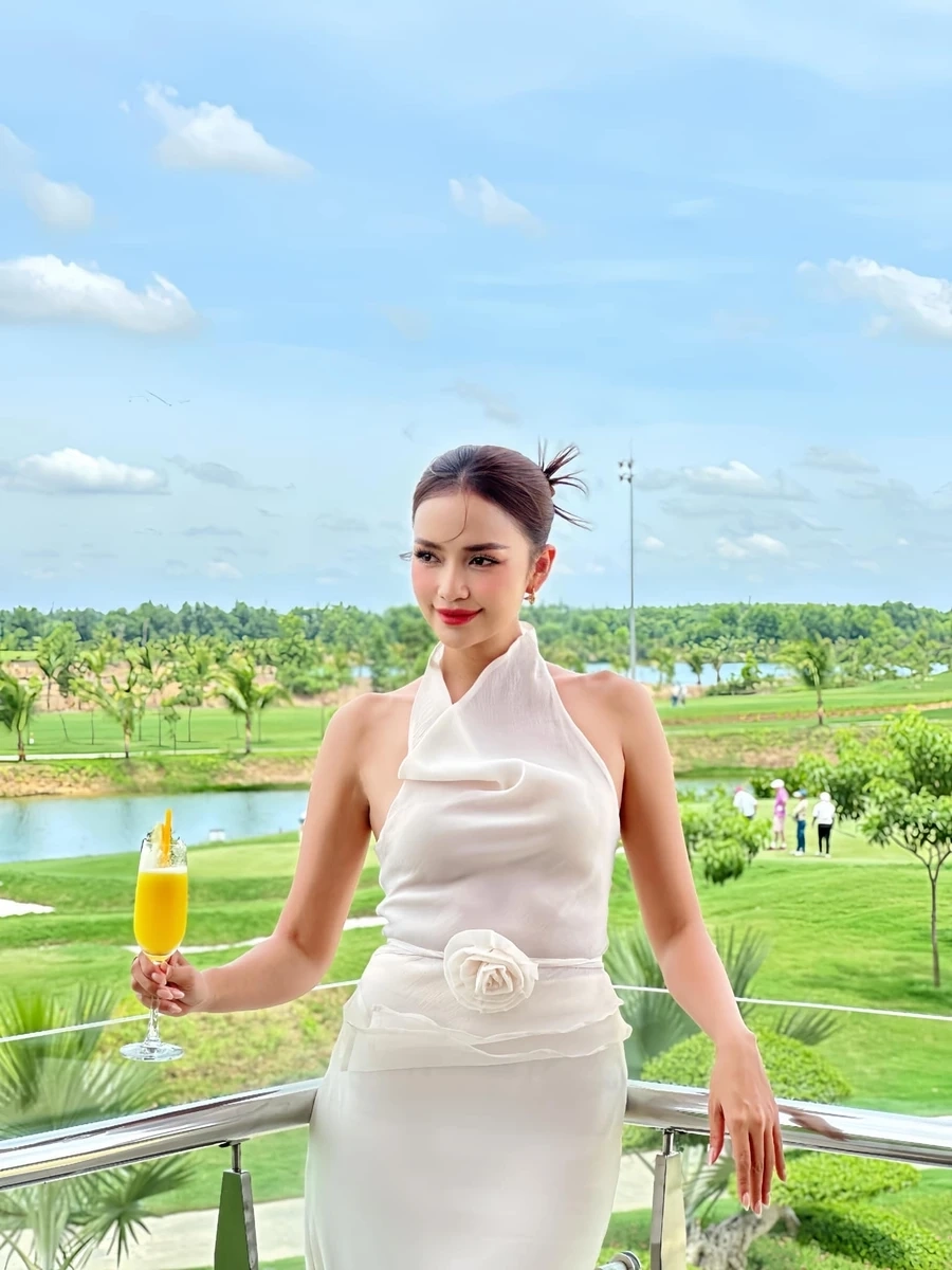 Châu Ngọc Tiên bikini khoe vẻ đẹp hình thể săn chắc và tự tin trong từng bước đi.