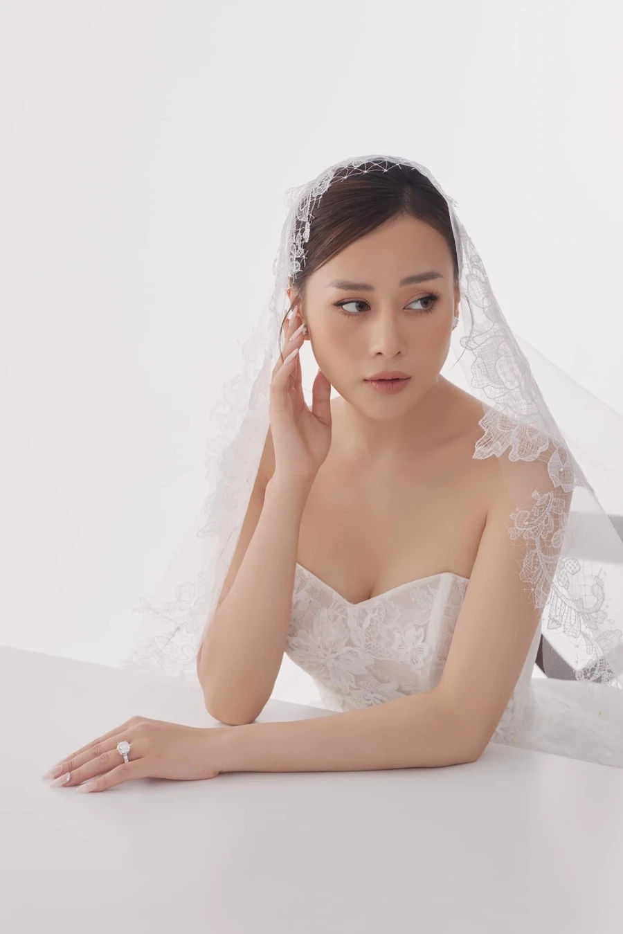 Diễn viên Phương Oanh và người yêu là câu chuyện ngọt ngào được nhiều người quan tâm.