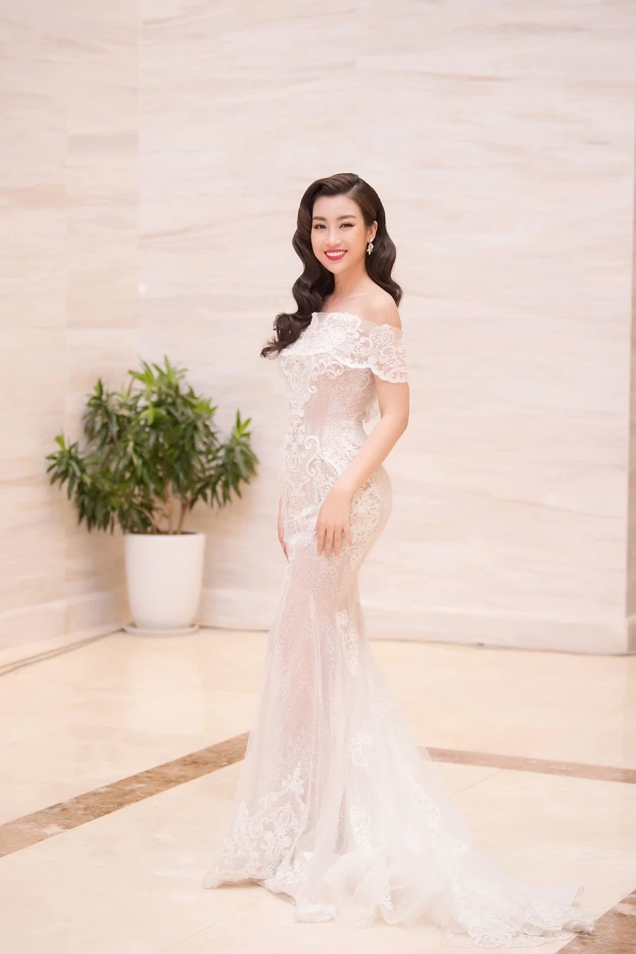 hoa hậu đỗ mỹ linh dẫn chương trình hoa hậu đỗ mỹ linh dẫn chương trình chuyên nghiệp.