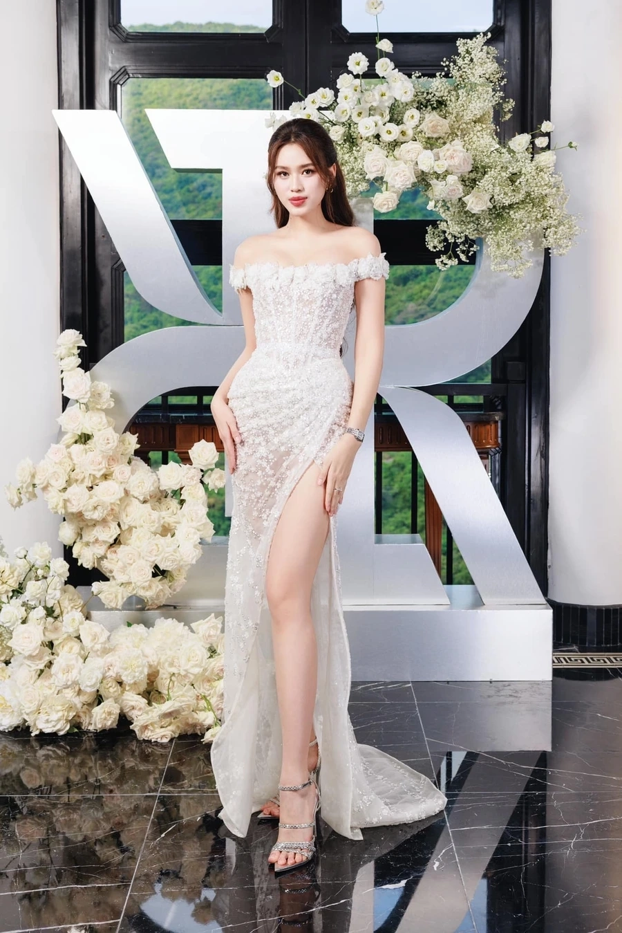 Đỗ Thị Hà áo dài thể hiện vẻ đẹp duyên dáng và nền nã của phụ nữ Việt.