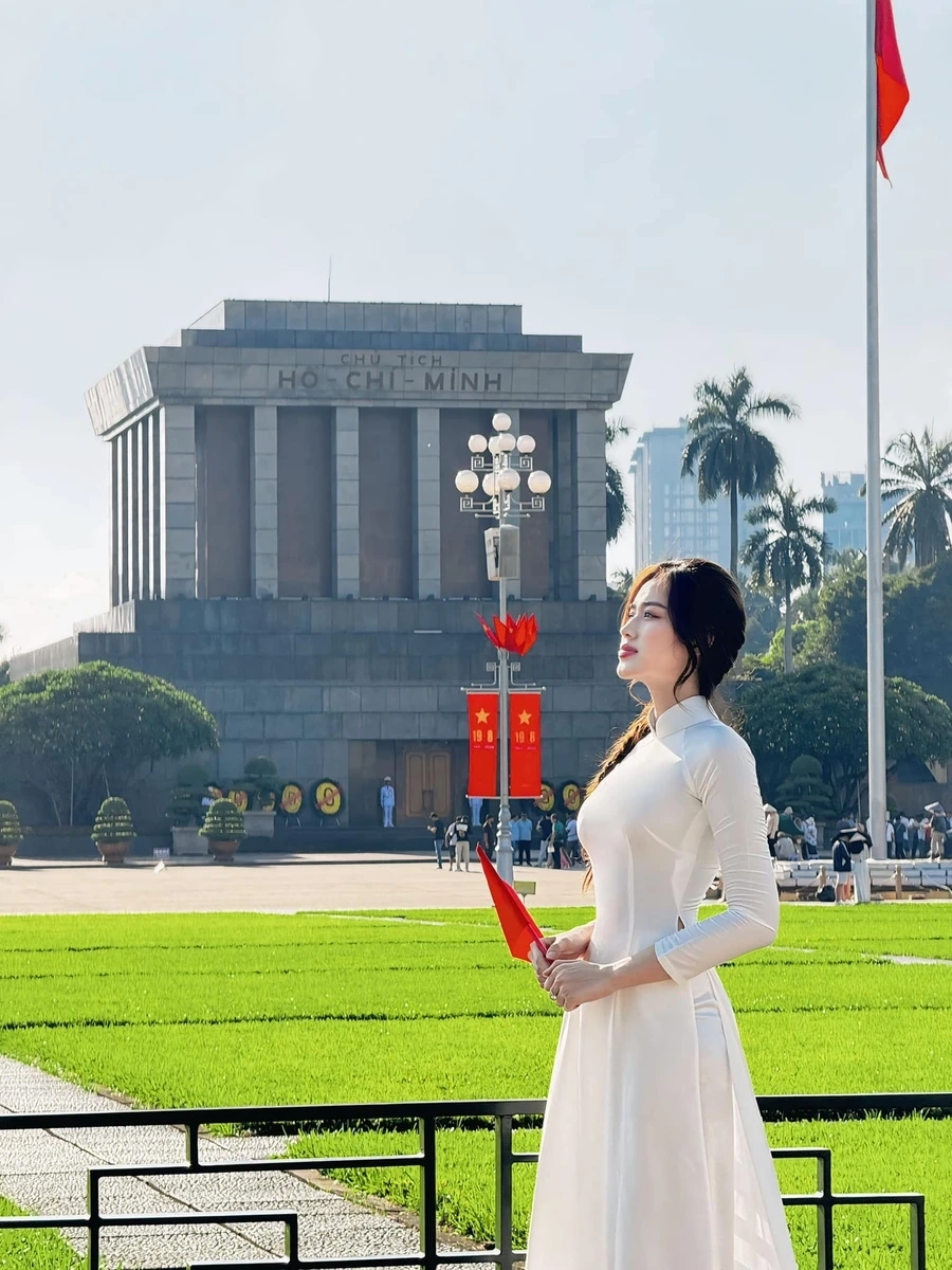 Đỗ Thị Hà áo dài rau má là sự kết hợp giữa nét truyền thống và hiện đại.