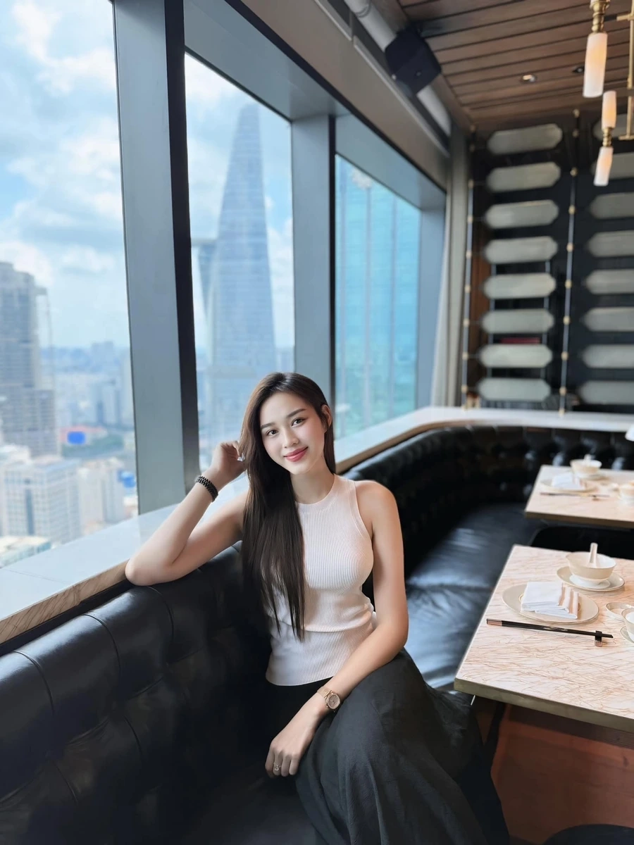 Đỗ Thị Hà mặc áo dài rau má mang đến vẻ đẹp trẻ trung và duyên dáng.