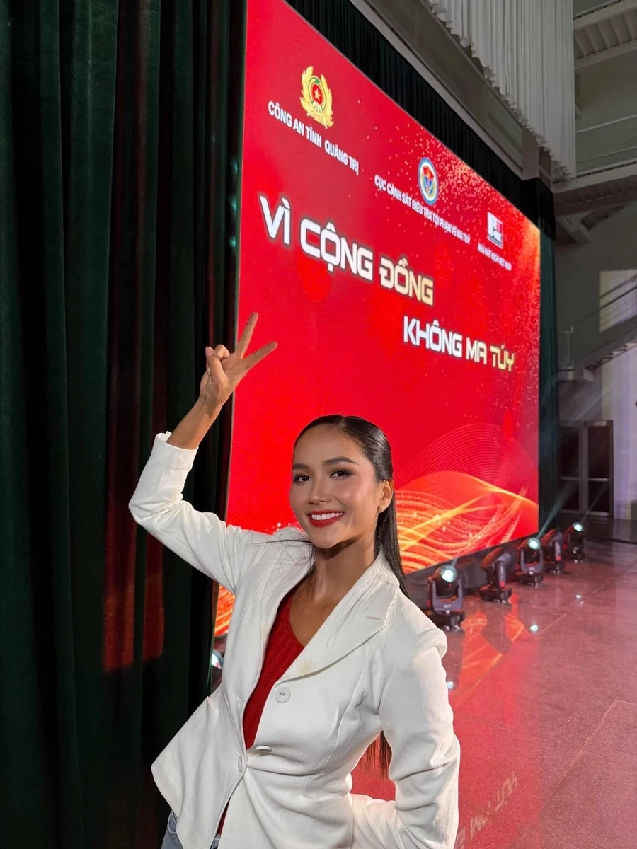 Đầm dạ hội Miss Universe 2018 của H Hen Niê làm say đắm người xem.