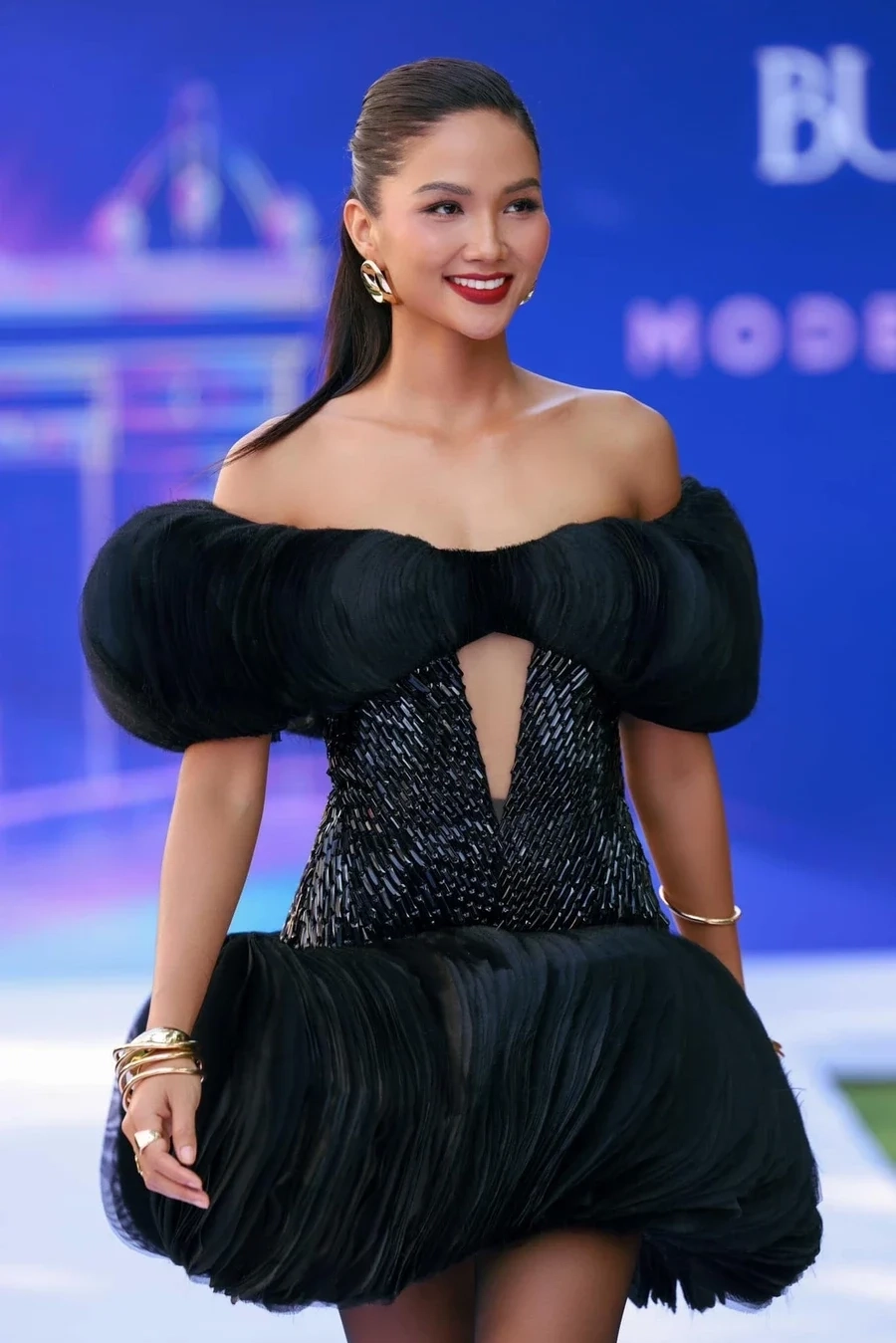 Hoa hậu H Hen Niê từ thiện gắn liền với nhiều dự án cộng đồng.