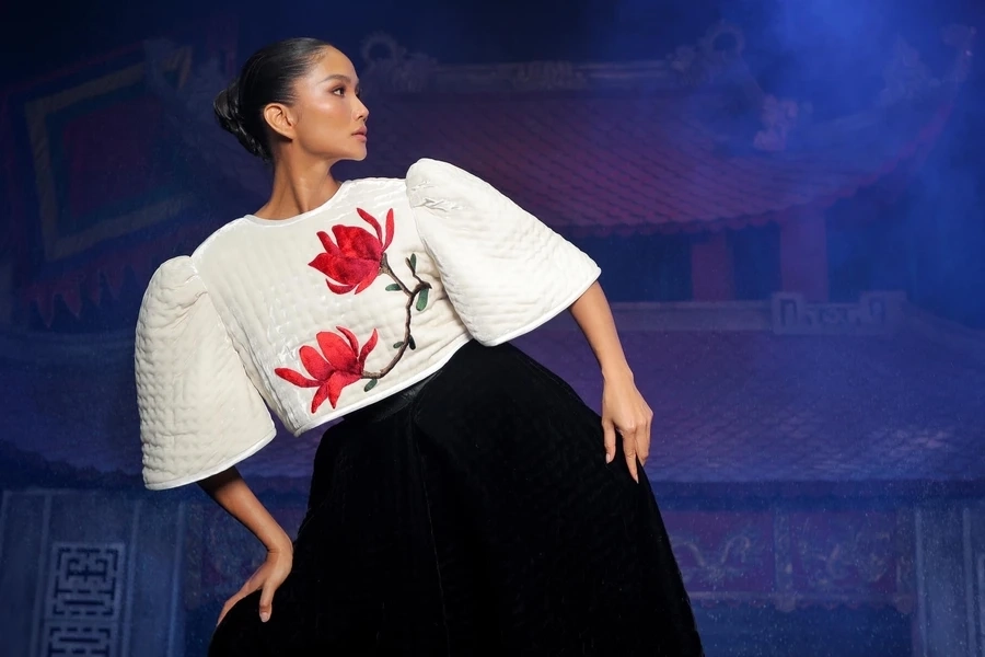 Hoa hậu H Hen Niê đăng quang trở thành niềm tự hào dân tộc.