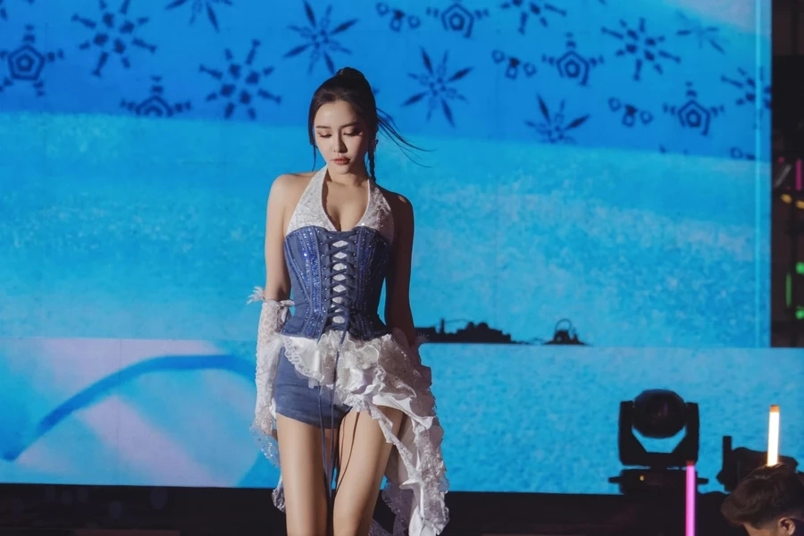 Bùa yêu Bich Phuong mp3 luôn đứng đầu bảng xếp hạng.