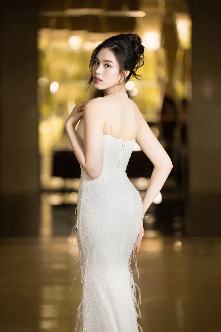 Đỗ Thị Hà sexy mang đến nét đẹp cuốn hút đầy lôi cuốn.