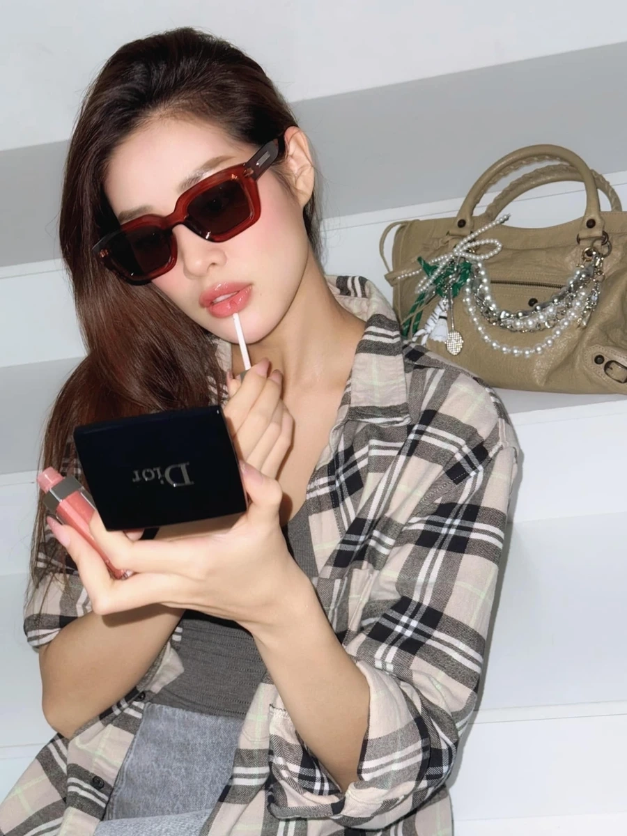 Hoa hậu Khánh Vân mặc áo dài như một nàng thơ trong trang phục truyền thống Việt Nam.