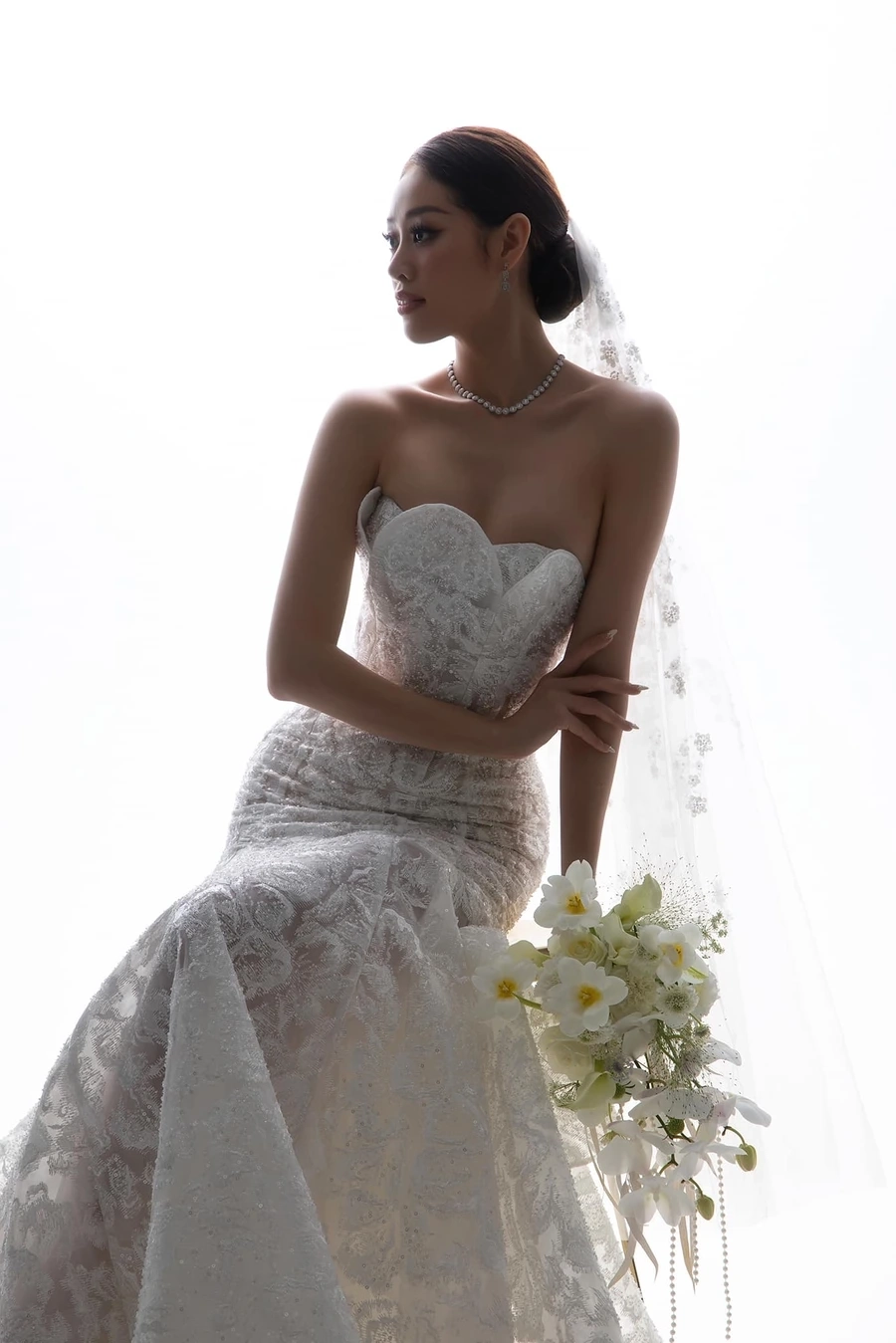 Khánh Vân người đẹp áo dài luôn để lại ấn tượng mạnh mẽ với những bước đi đầy tự tin.