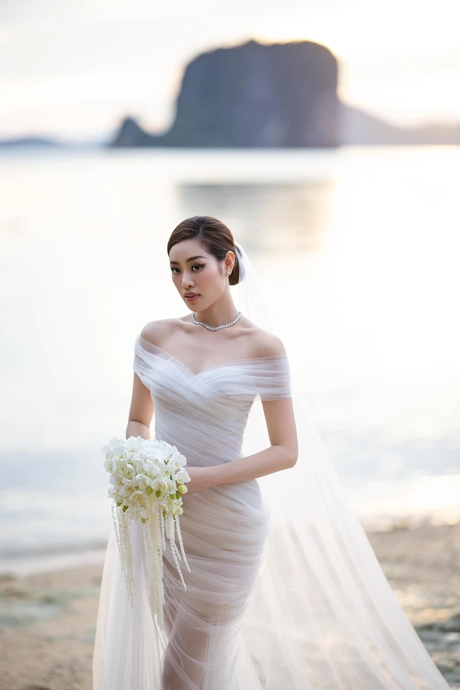 Khánh Vân trình diễn áo dài khiến mọi ánh nhìn không thể rời khỏi vẻ đẹp thanh thoát của cô.