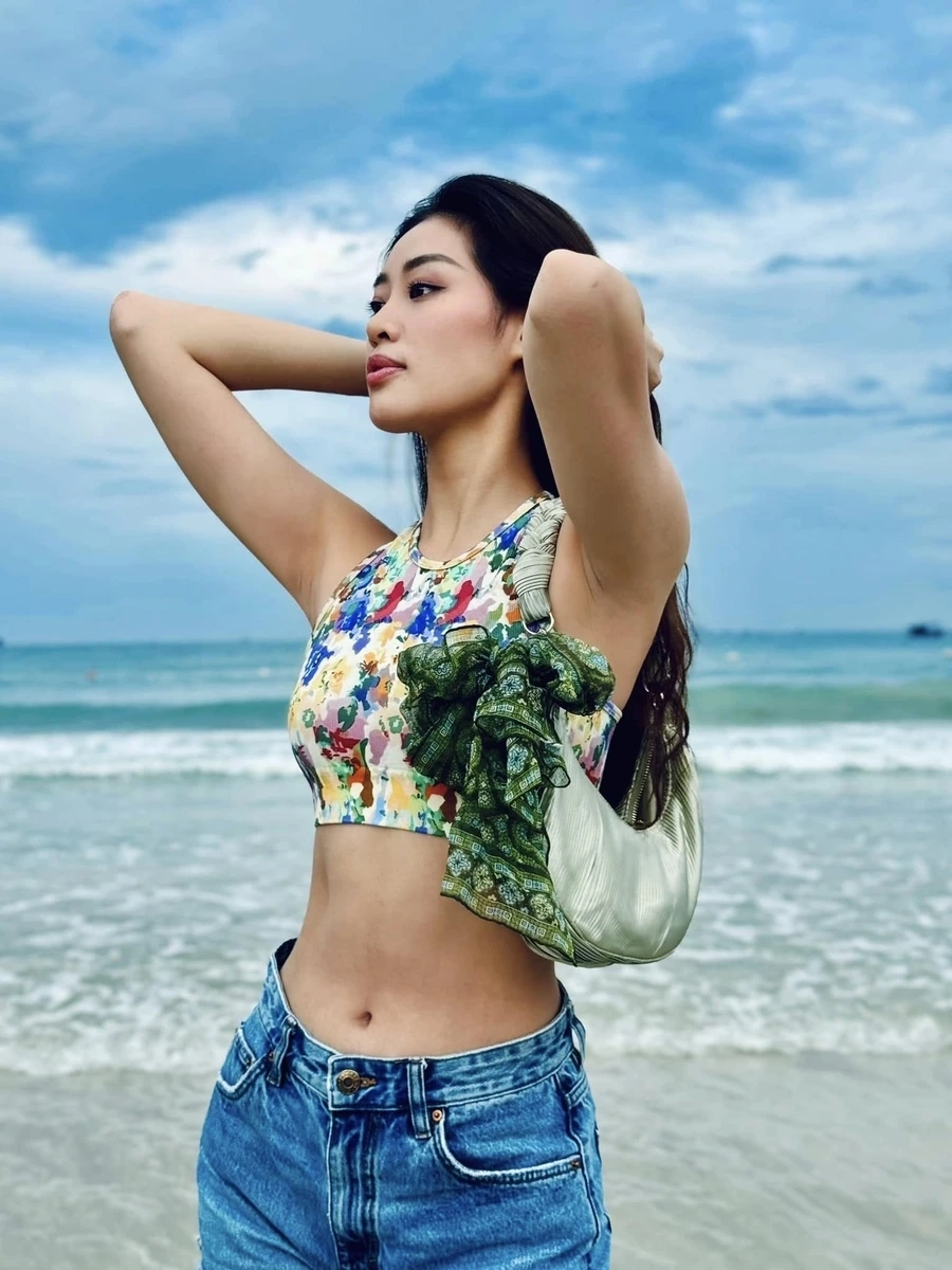 Hoa hậu Khánh Vân mặc bikini thu hút mọi ánh nhìn với vóc dáng hoàn hảo và phong thái tự tin.