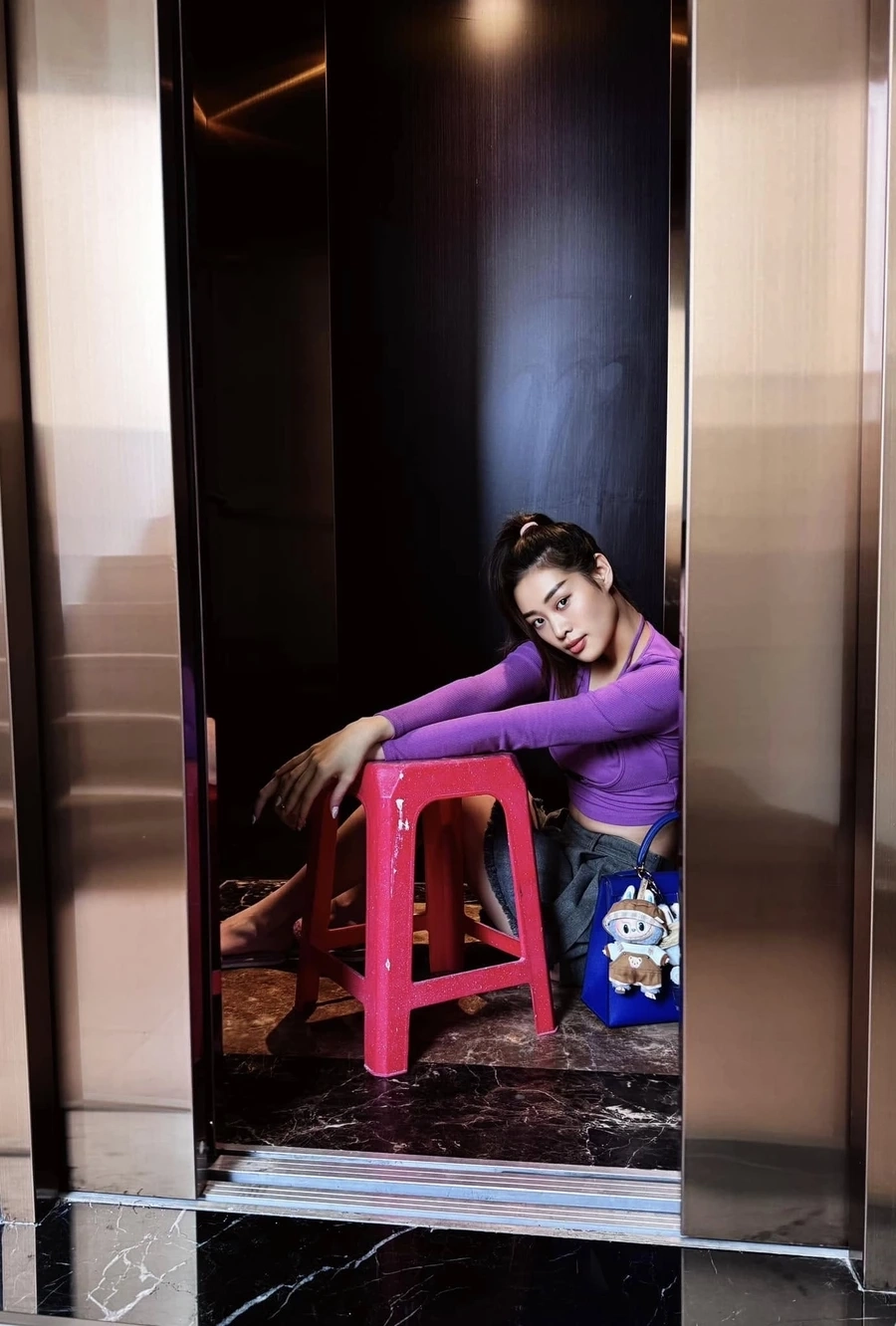 Nguyễn Trần Khánh Vân áo dài là hình ảnh thanh lịch và duyên dáng của cô trong trang phục truyền thống.