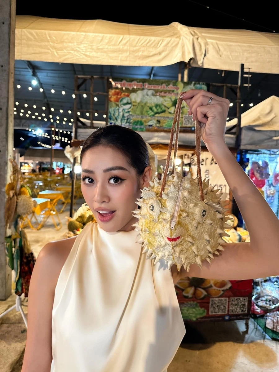 Khánh Vân bikini luôn nổi bật với những thiết kế trang nhã và sự tự tin tuyệt vời.