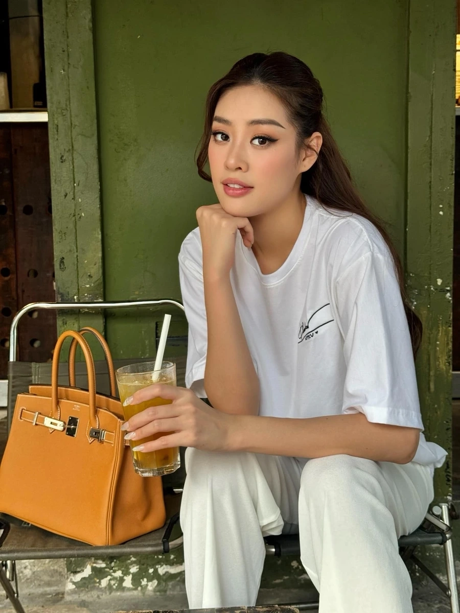 Khánh Vân Hoa hậu bikini tựa như một biểu tượng sắc đẹp với phong cách tươi trẻ.
