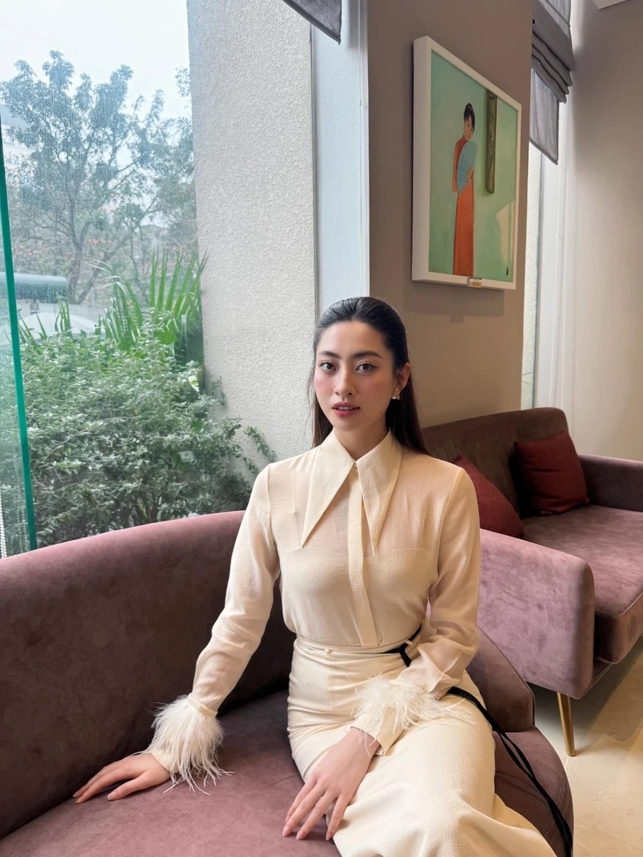 Lương Thùy Linh áo dài thể hiện vẻ đẹp thuần khiết, thanh thoát trong trang phục truyền thống.