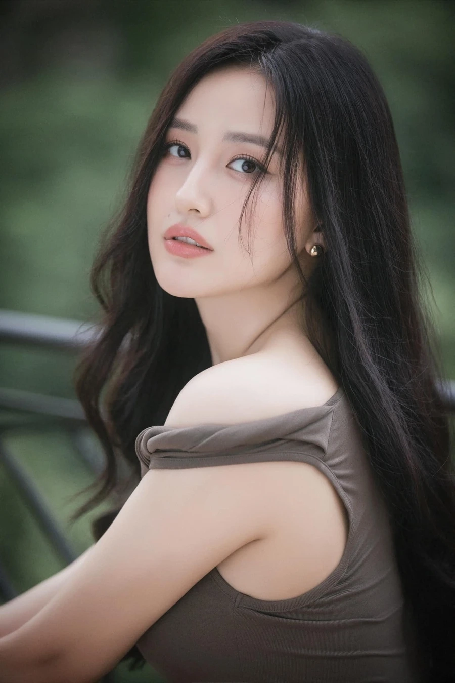 Em Mai Phương Thúy sở hữu nhan sắc nổi bật không kém chị gái.