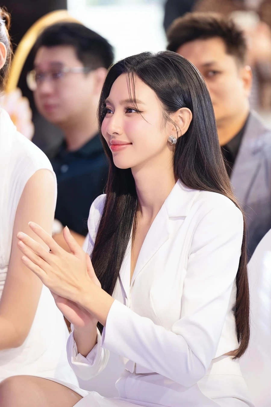 Hình ảnh quyến rũ trong nguyễn thúc thùy tiên áo tắm.