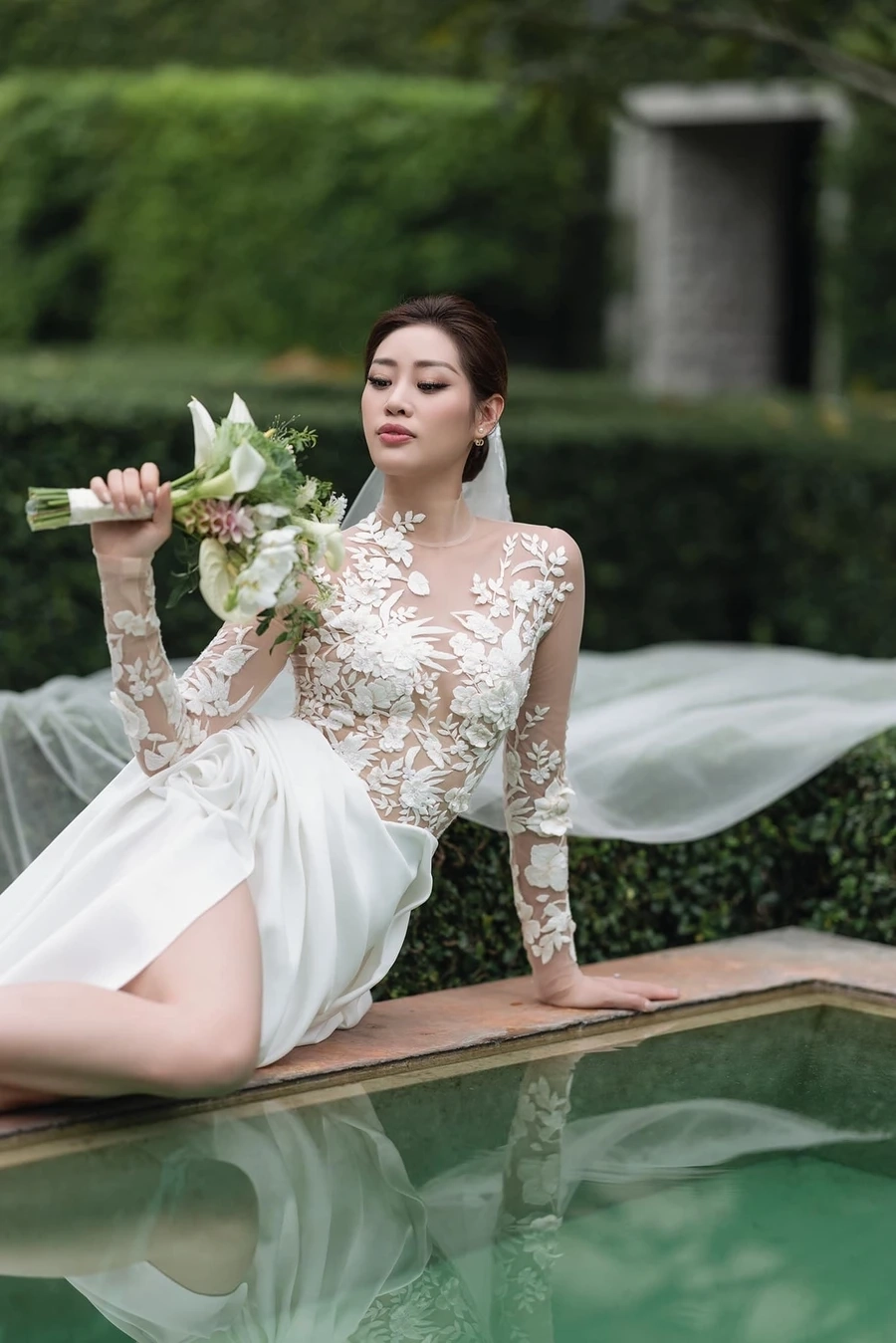 Người đẹp áo dài Nguyễn Trần Khánh Vân thể hiện sự duyên dáng và thanh thoát qua mỗi bước đi.