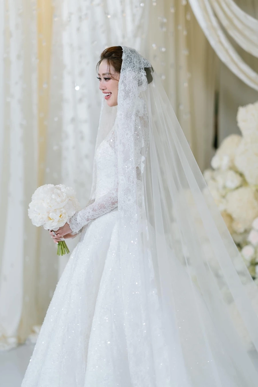 Áo dài Hoa hậu Khánh Vân tôn vinh vẻ đẹp truyền thống, đầy kiêu sa và quý phái.