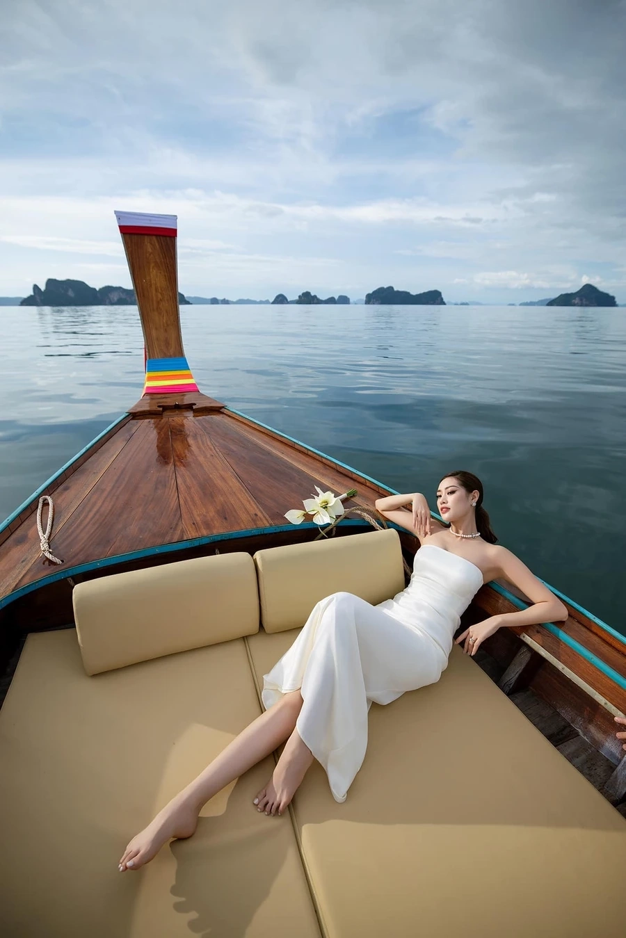 Khánh Vân áo tắm khoe hình thể tuyệt đẹp, tự tin trên sân khấu quốc tế.