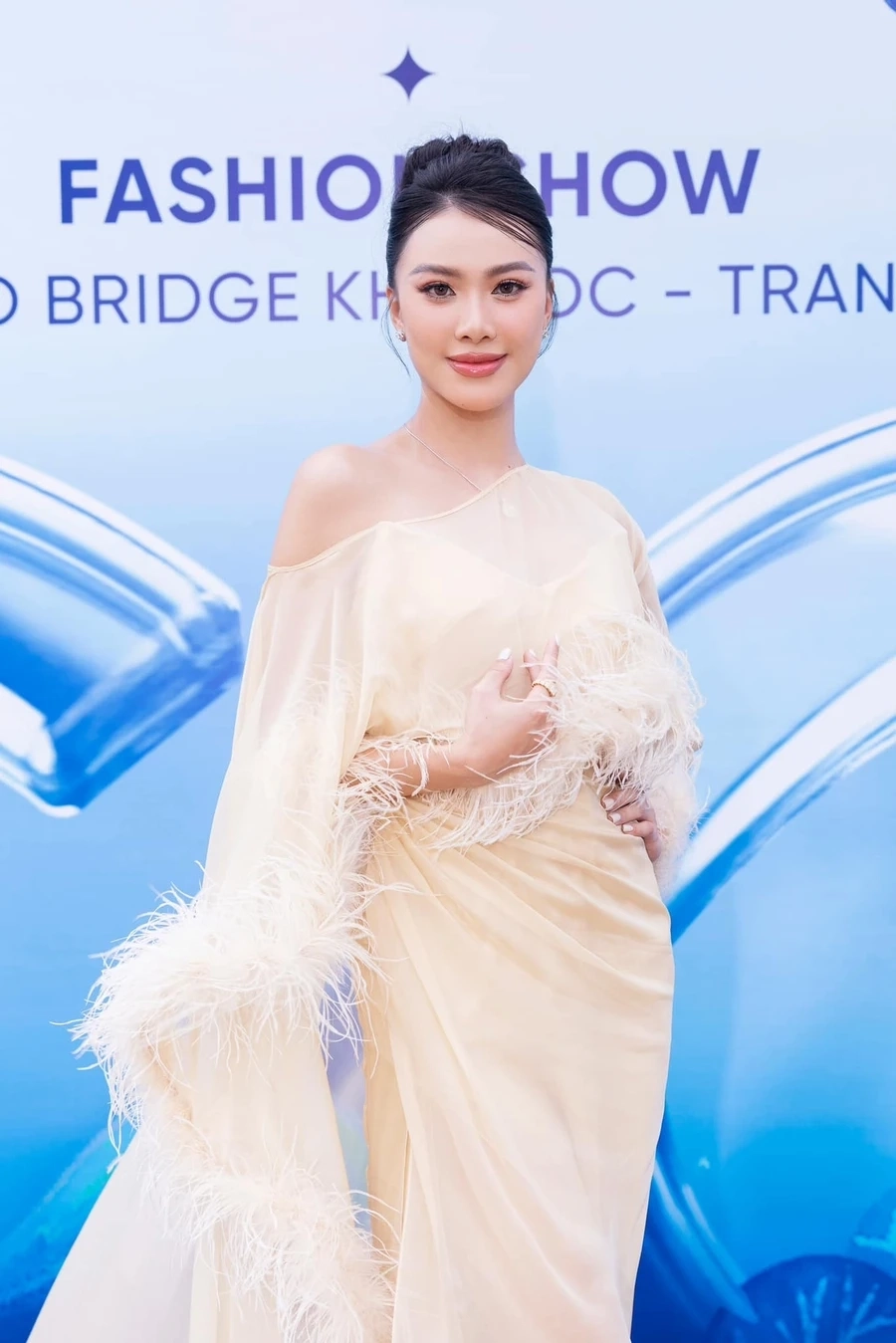 Kim Duyên evening gown luôn nổi bật với phong cách thanh lịch và quyến rũ.